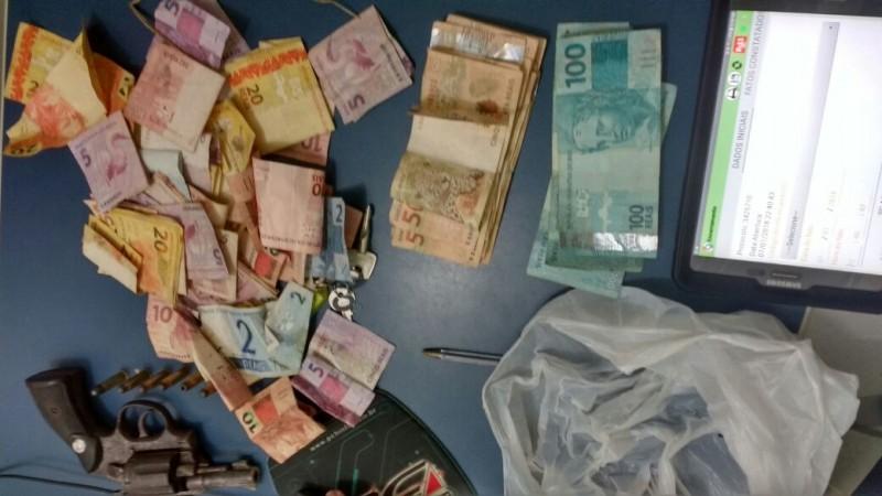 Após perseguição, PM recupera mais de R$ 2 mil roubados