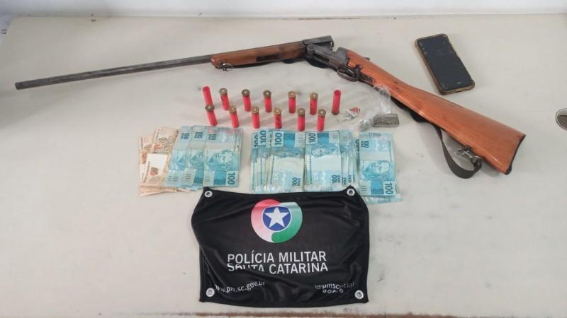 PM apreende arma, munições e porções de maconha em casa em Araranguá