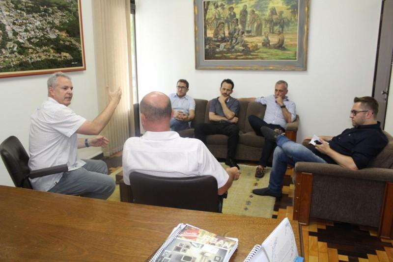 Kleinübing visita Urussanga e reafirma compromisso com o asfalto de Santana