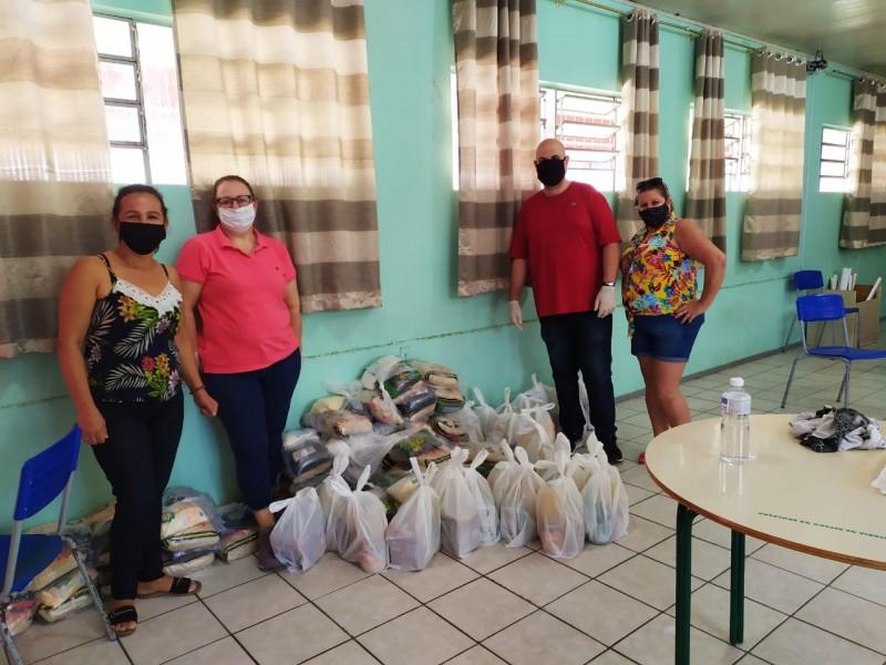 Alunos da Escola Irmã Edviges recebem 68 kits de alimentos da Secretaria de Educação do Estado