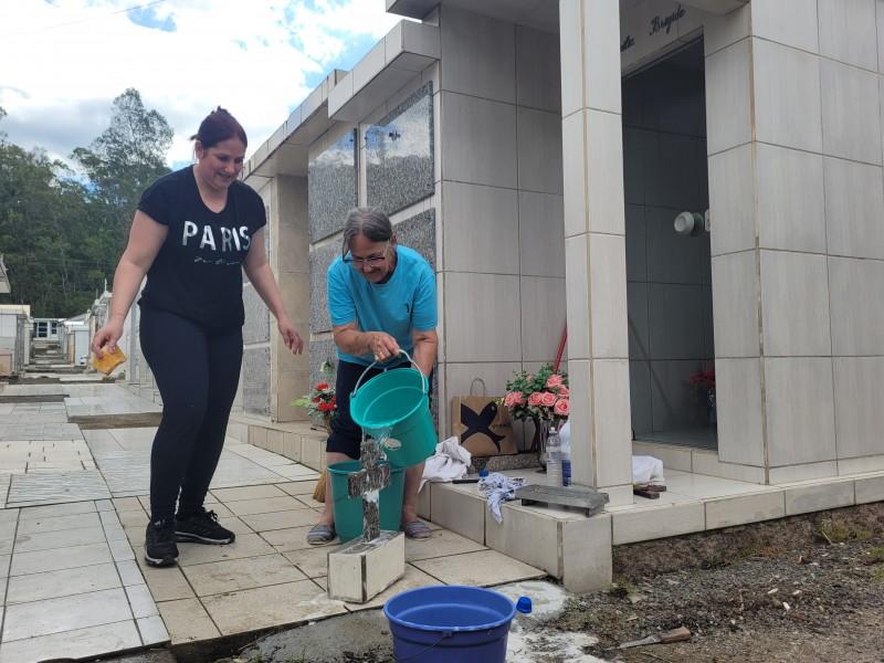 Semana é de limpeza e preparação para o dia de finados no Cemitério Municipal de Urussanga