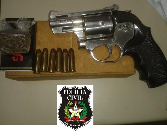 Homem é preso por porte ilegal de arma de fogo