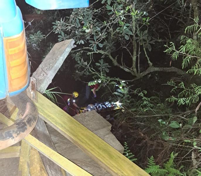 Siderópolis: caminhão fica preso em ponte interditada e motorista cai ao tentar sair do veículo