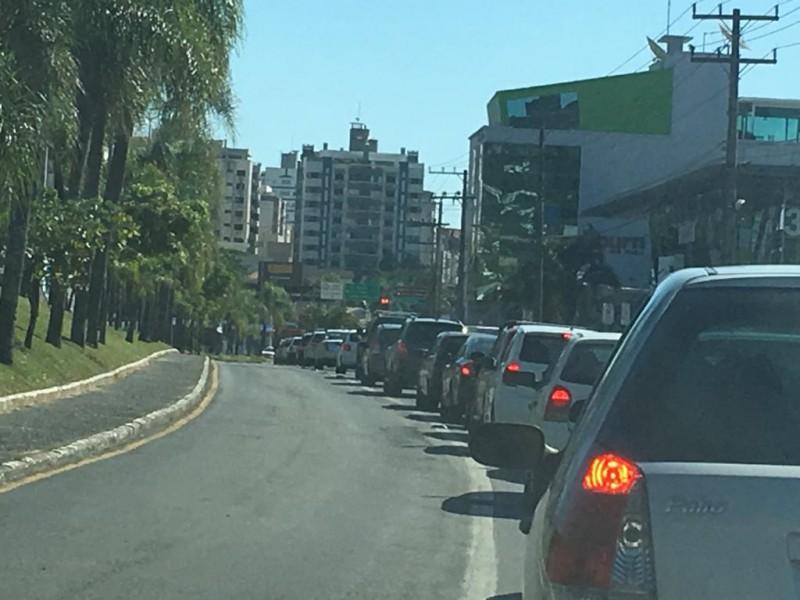 Sexta-feira com trânsito lento na avenida Centenário