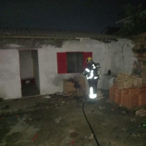 Incêndio em residência de Içara deixa imóvel parcialmente destruído