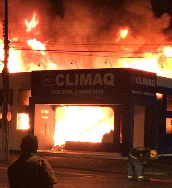 Incêndio destrói loja de ar condicionado localizada no Centro de Tubarão