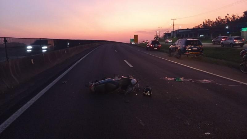 Pescaria Brava: motociclista morre após colidir contra carro na BR-101