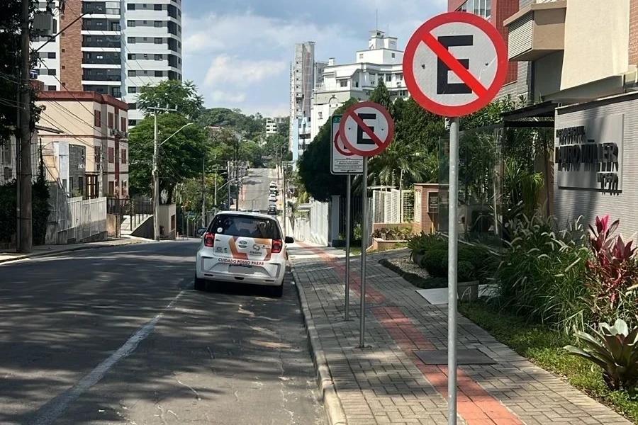 Vaga é retirada para melhorar trânsito em cruzamento no Centro de Criciúma