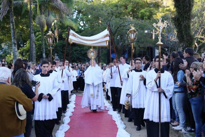 Católicos se preparam para a Solenidade de Corpus Christi