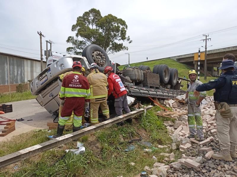 Motorista morre após capotar caminhão em Sangão