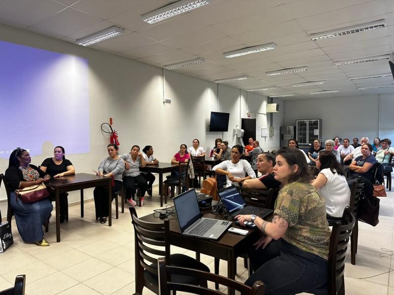 Merendeiras da rede municipal de ensino de Içara passam por capacitação