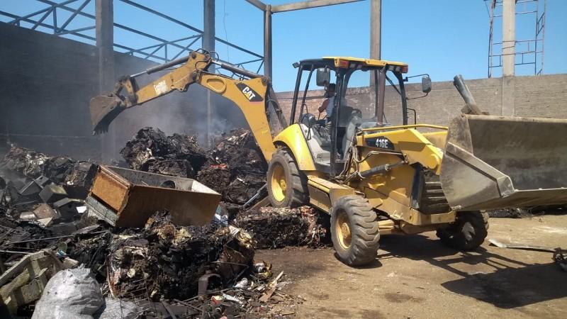 Incêndio atinge ferro velho e destrói cerca de 50 mil quilos de sucata prensada 