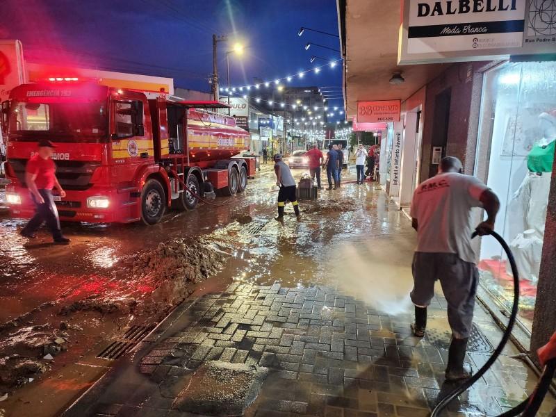 Prefeitura e Corpo de Bombeiros trabalham para limpar lama acumulada na rua Coronel Pedro Benedet