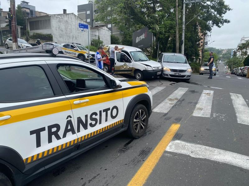 Acidente no Centro de Criciúma causa derramamento de óleo na rua Hercílio Luz