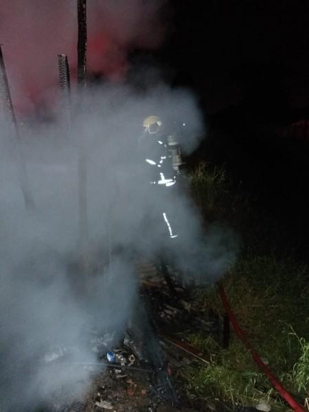 Residência é destruída por incêndio e mobiliza Corpo de Bombeiros em Criciúma