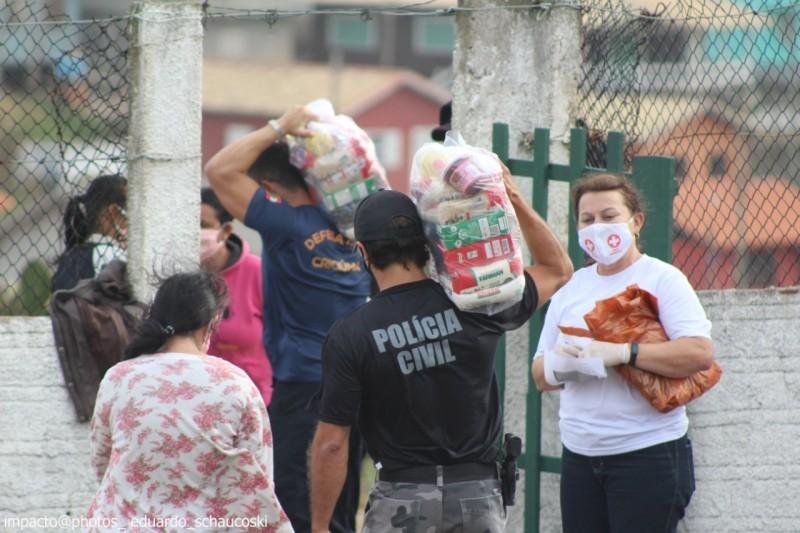 Equipe Multi-Institucional entrega cestas básicas para famílias carentes nesta terça-feira