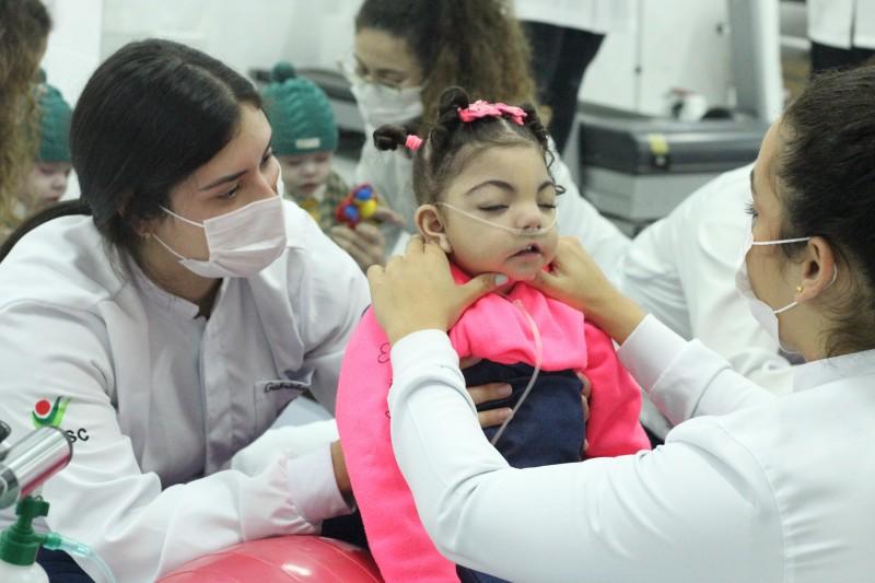 Olhar com amor: a desospitalização de crianças com atuação multiprofissional