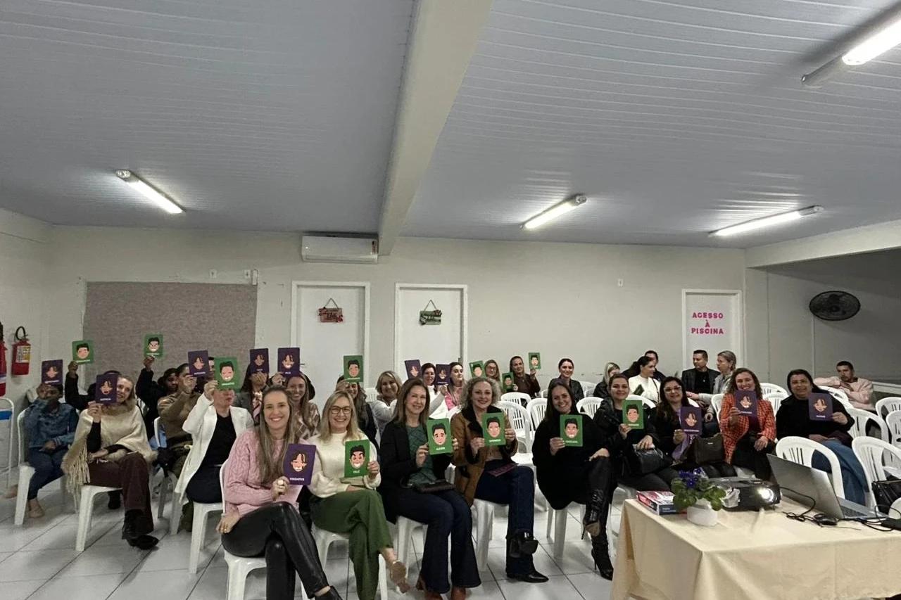 Palestra sobre comunicação não violenta reúne mulheres em noite de reflexão em Morro da Fumaça