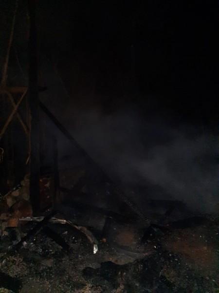 Chalé de madeira é destruído por incêndio em Praia Grande