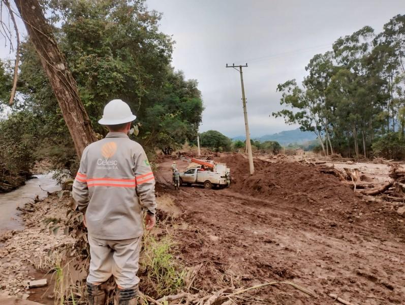 Força-tarefa da Celesc já restabeleceu fornecimento de energia em cerca de 30 localidades no RS