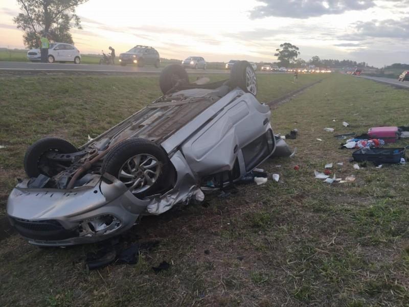 Saída de pista seguida de capotamento é registrada em Sangão