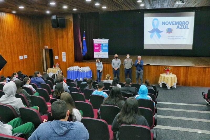 Alunos de Nova Veneza participam de palestra sobre Novembro Azul