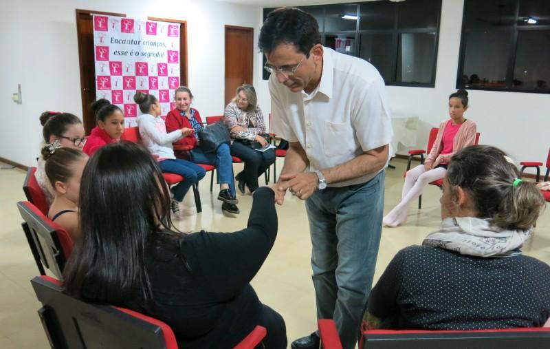 Bailarinas recebem orientações sobre o uso de sapatilha de ponta