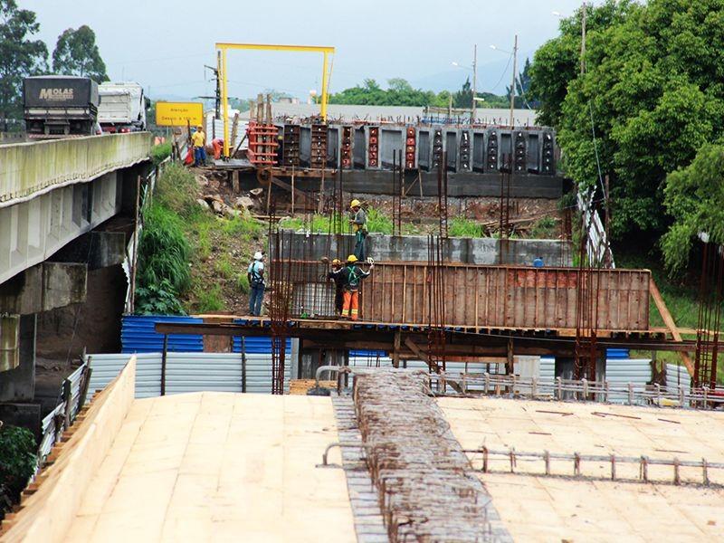 Segundo vão ganha forma na ponte do Rio Tubarão