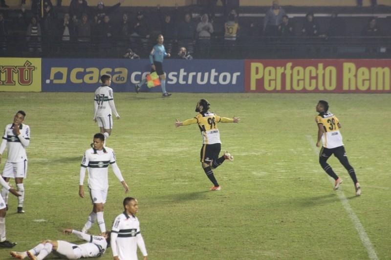 Coritiba x Criciúma: partida de lados opostos na Série B 