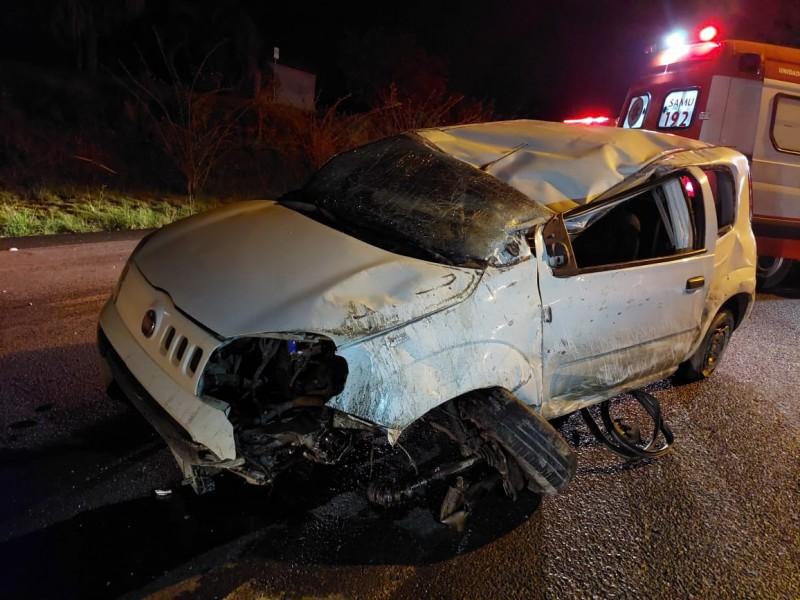Motorista é ejetada para fora de veículo e fica gravemente ferida depois de capotar na SC-108  