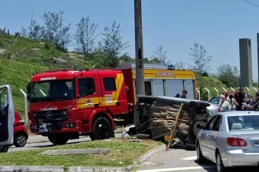 Vídeo: passageira de veículo morre após colisão contra poste em Laguna