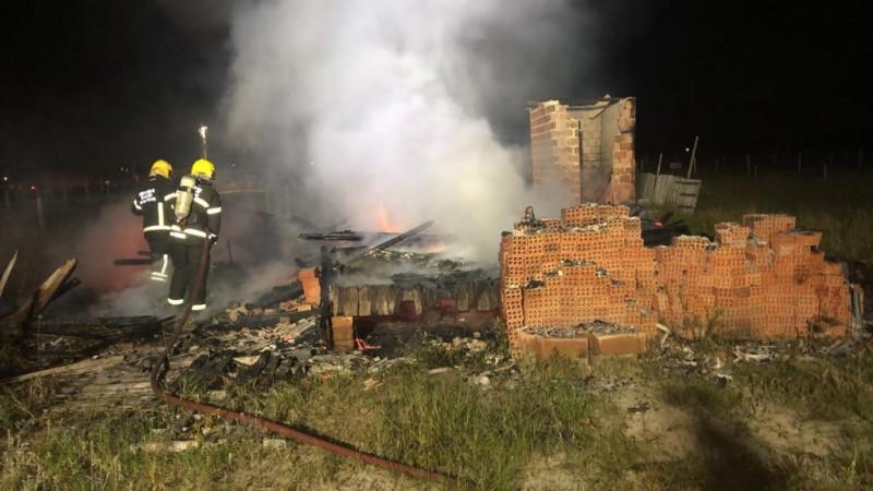 Casa de madeira é destruída por incêndio em Balneário Arroio do Silva