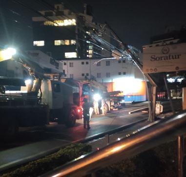 Caminhão colide em poste de energia elétrica no Centro de Criciúma