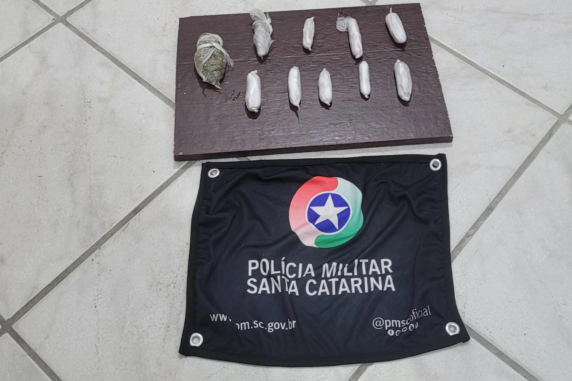 Com ajuda do cão de faro, PM apreende maconha em Criciúma