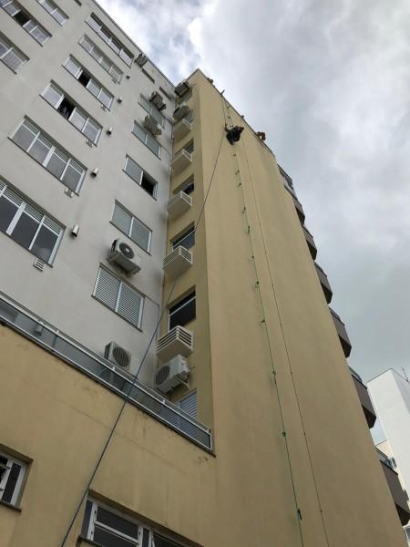 Homem fica pendurado em prédio e é resgatado pelo Corpo de Bombeiros