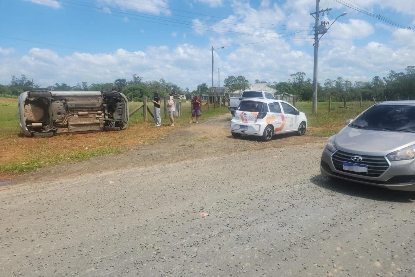 Fotos e vídeos: brita espalhada em rodovia causa capotamento de carro em Criciúma