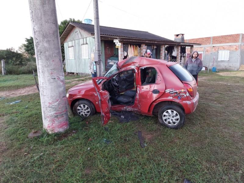 Motorista colide carro contra poste e sofre traumatismo craniano em Araranguá