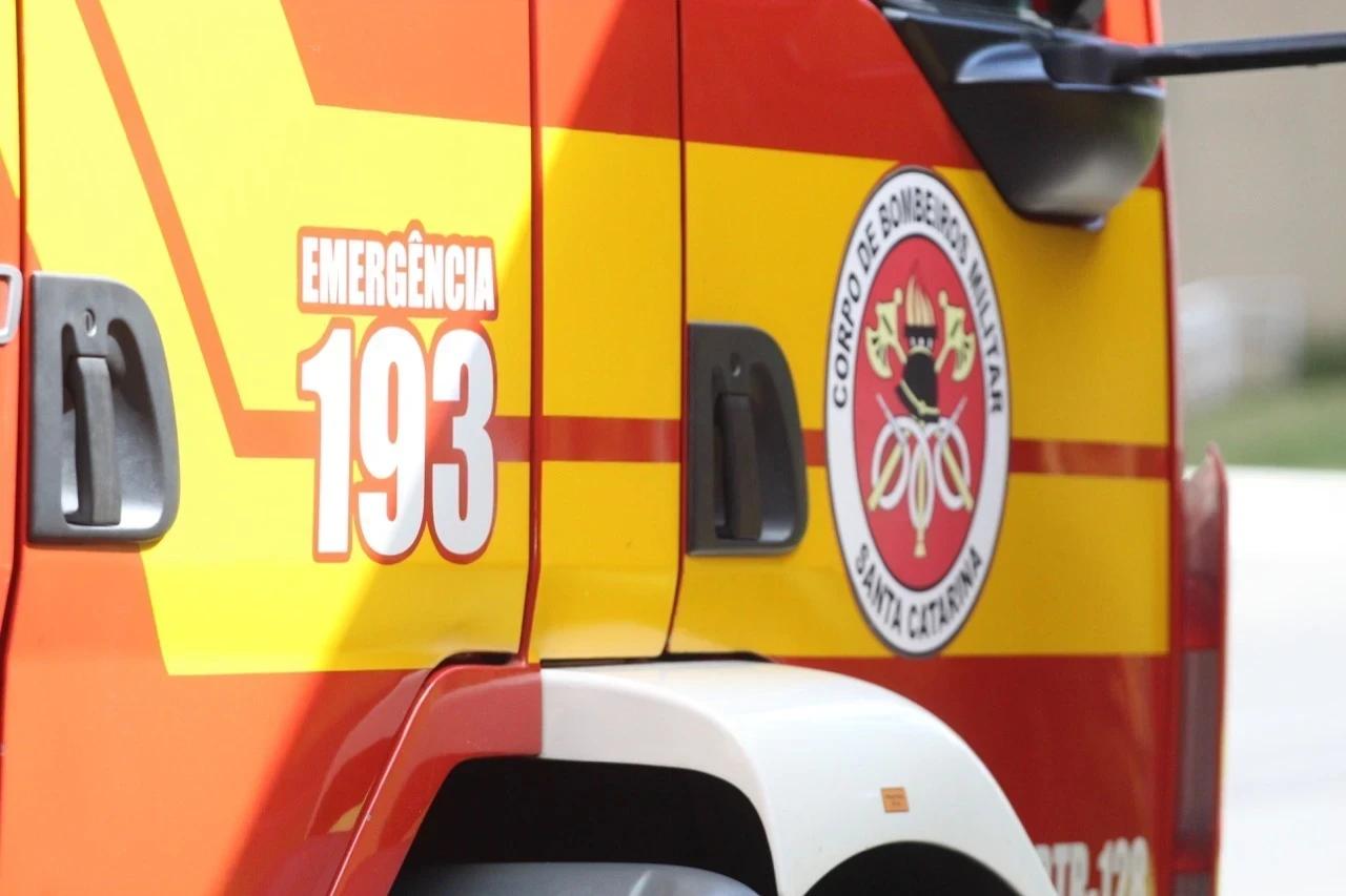 Acidente entre carro e moto mobiliza socorro em Imbituba