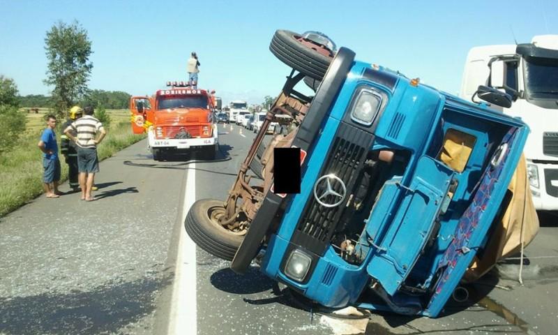 Caminhão tomba e trânsito fica lento na BR-101, em Içara
