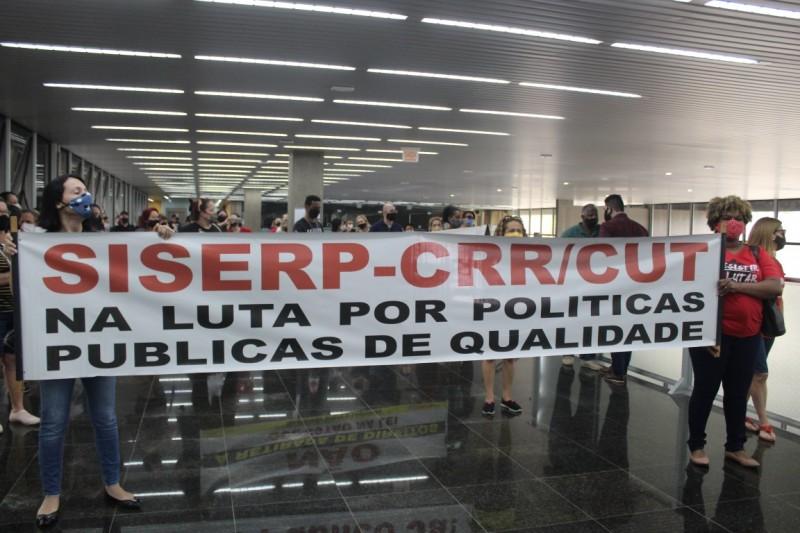 Professores protestam contra mudanças nas eleições de diretores de escolas municipais de Criciúma 