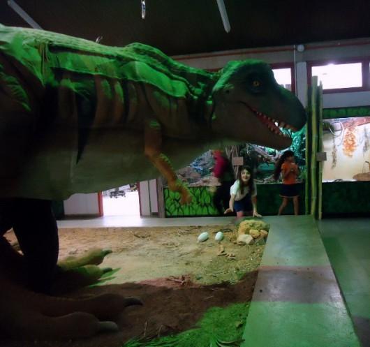 Museu de Zoologia da Unesc faz a alegria das crianças com réplica de dinossauro