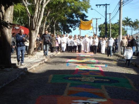 Fiéis celebram Corpus Christi em procissões
