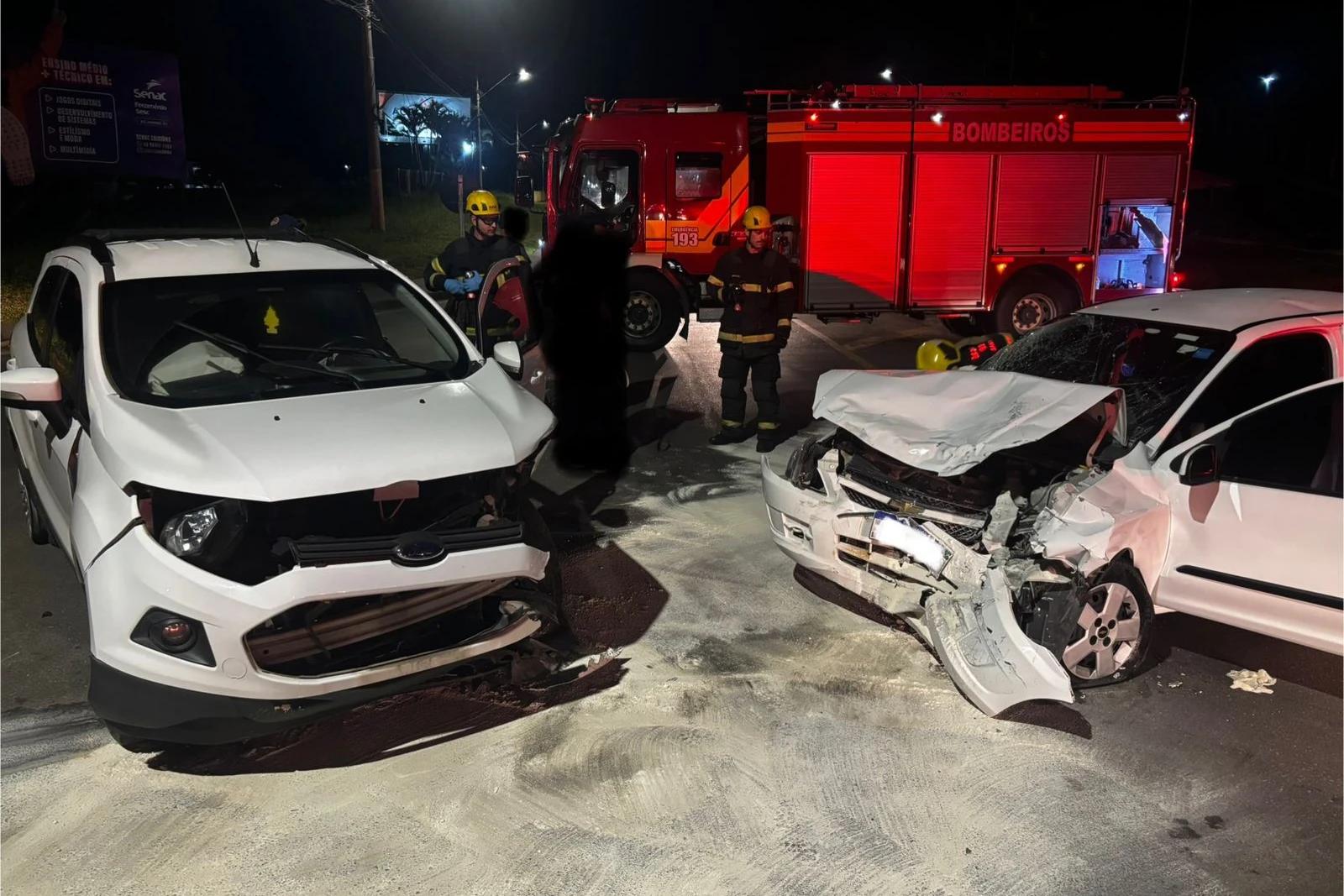 Fotos: colisão frontal mobiliza Corpo de Bombeiros e Samu em Içara