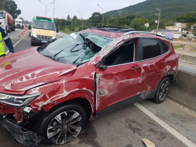 Criminosos roubam carro em Imbituba e capotam veículo na BR-101 