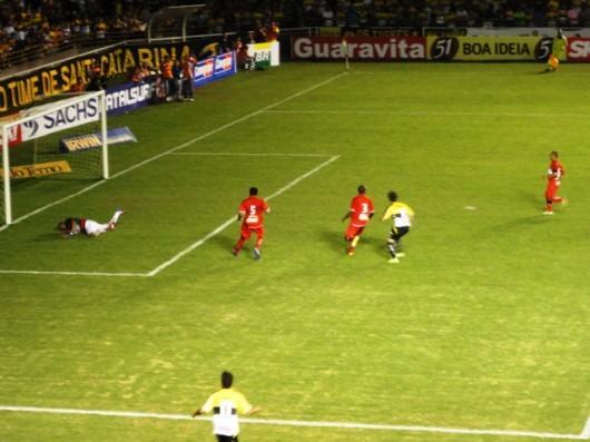 Mesmo sem brilho, Criciúma vence e continua líder