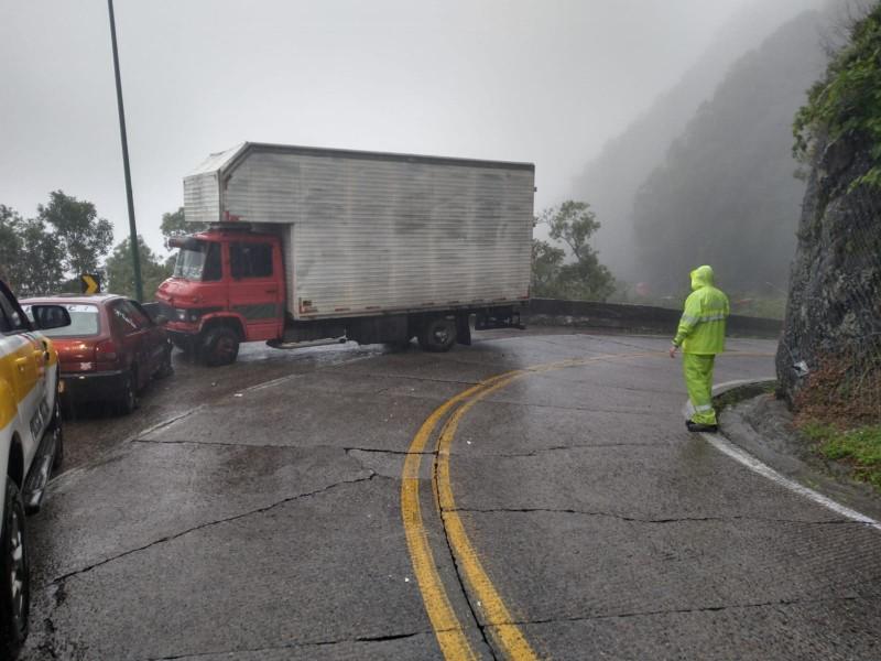 Colisão entre caminhão e carro é registrada na Serra do Rio do Rastro 