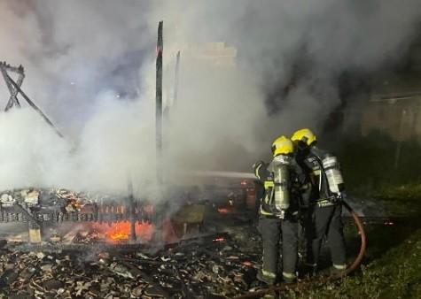 Residência é destruída por incêndio em Tubarão 