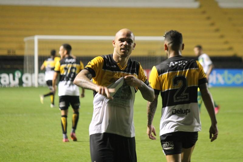 'Todo mundo está de parabéns', afirma Silvinho sobre vitória e classificação 