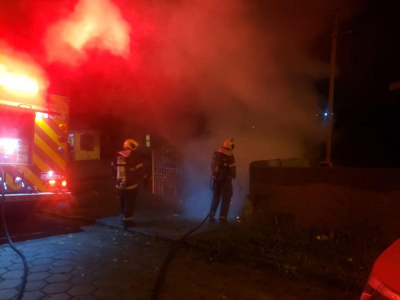 Depósito de igreja é destruído por incêndio em Criciúma 