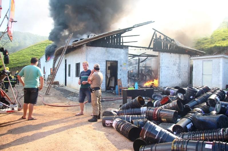 Incêndio em empresa de reciclagem deixa R$ 1 milhão de prejuízo